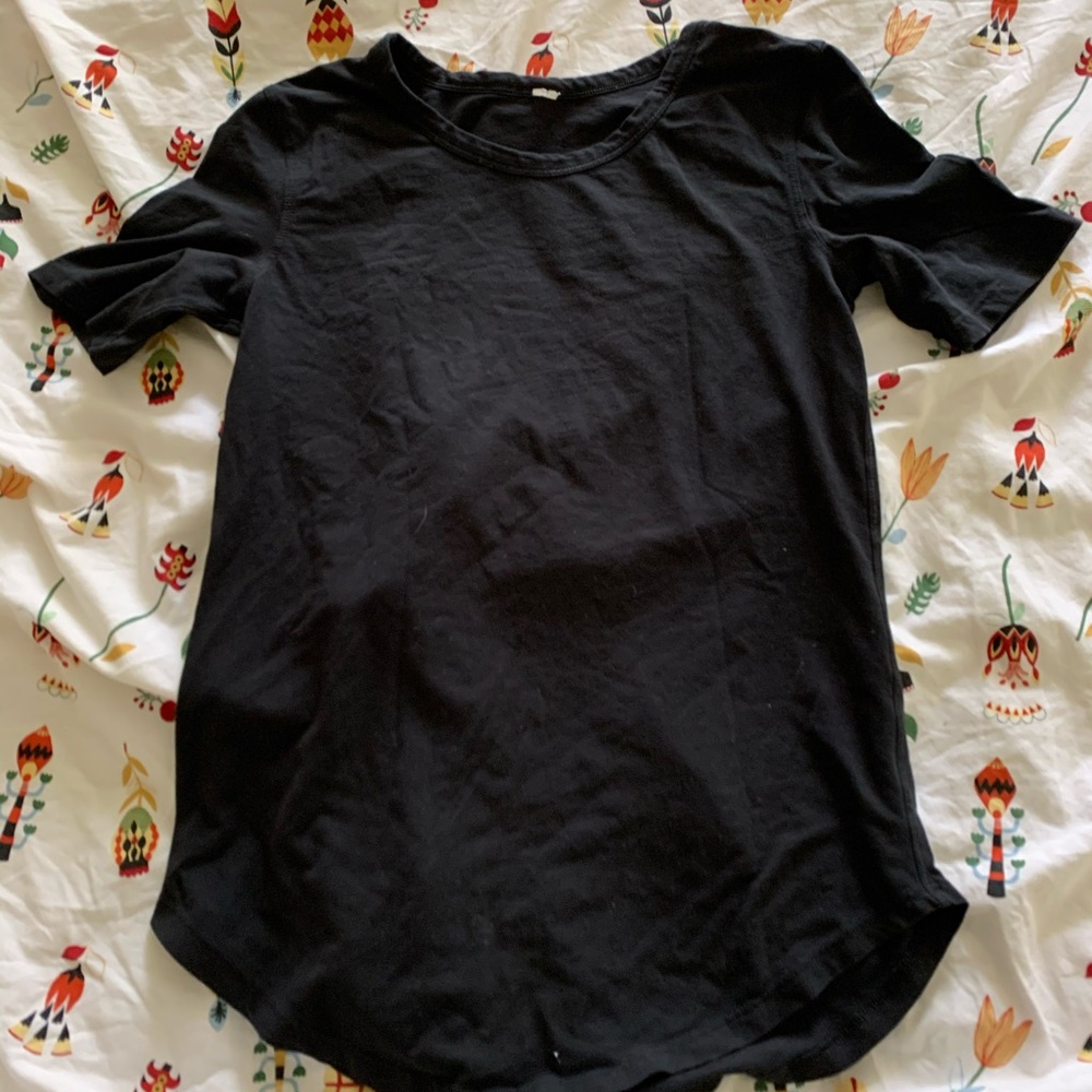 lululemon black top.